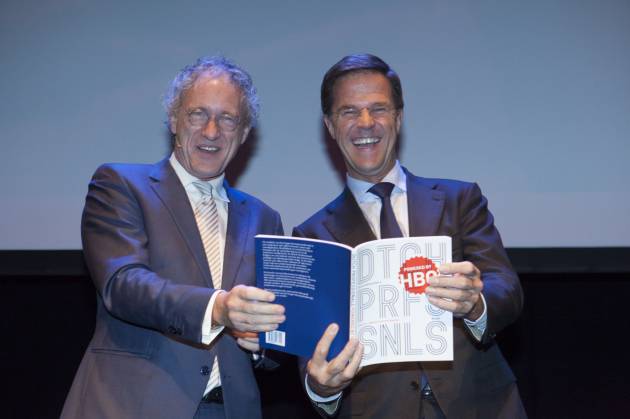 Eerste exemplaar 'Dutch Professionals, powered by hbo' overhandigd aan premier Rutte